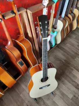 Gitar akustik lokal murah