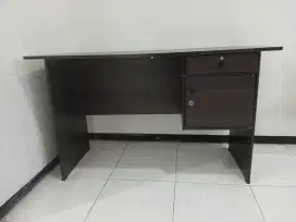 Meja kantor bekas