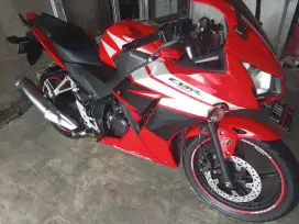 Jual Sepeda motor CBR 150 R thn 2014. Km rendah Kondisi Istimewa. asli