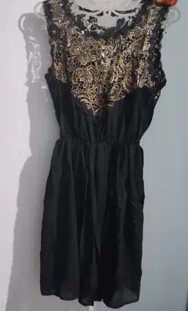 DRESS warna hitam pekat atas brukat