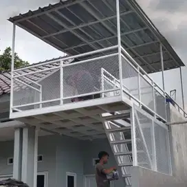mezanin luar dengan kanopi tangga