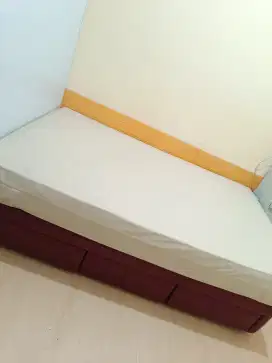 Kasur Springbed dan dipan laci dengan sprei kulit ukuran 120x200