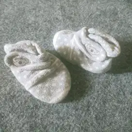 Sepatu bayi merk cuddle me abu-abu