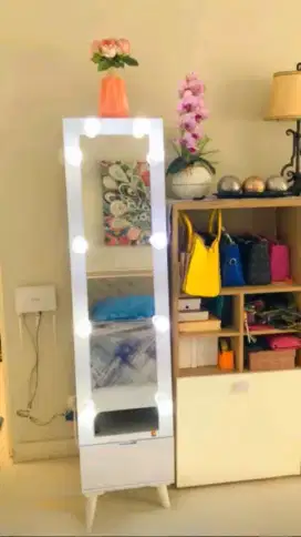 Rak Kaca Rias Lemari Lampu Makeup Cermin Putih Standing Miror LIKE NEW