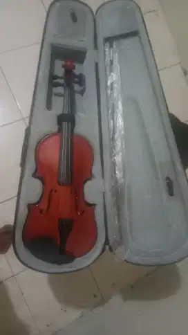 Di jual biola. Buat anak kondisi masih bagus. Merk germany.