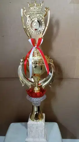 Piala body royal mahkota kaki batu