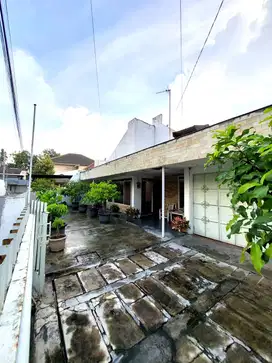 Rumah Klasik Halaman Luas di Condongcatur dekat Jalan Kaliurang