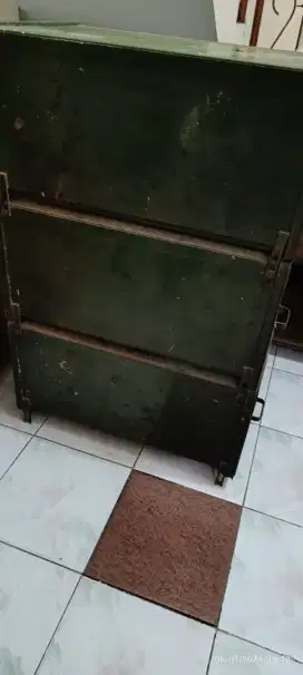 Lemari besi 3 susun