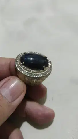 Sapphire Biru dengan bentuk Oval Cabochon