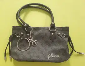 Tas Wanita Guess warna Hitam