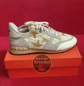 Sepatu Valentino Garavani star size 42 original ( prelove ) mewah