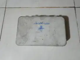 Kotak kaleng enamel p3k apadanya