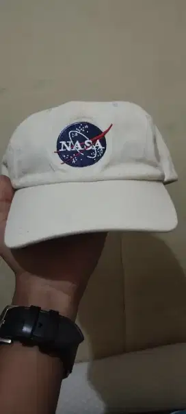 Topi NASA Thriftingan