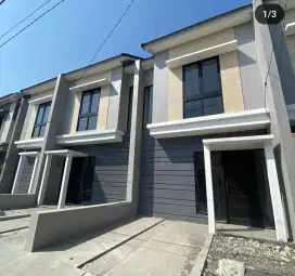 DISEWAKAN RUMAH 2 LANTAI BARU GRESS ALANA MEDOKAN RUNGKUT SURABAYA