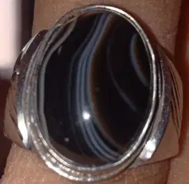Jual cepat batu cincin pria warna hitam motif pelangi.