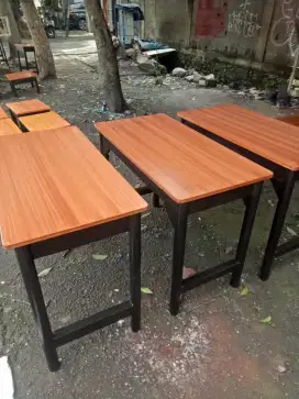 Meja jangkung serbaguna