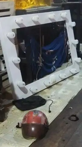 Cermin pakai lampu