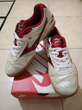 Sepatu Futsal Mizuno Wave Drive (Minus, Stock Lama)