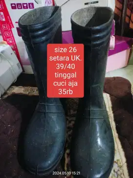 Sepatu boot bekas