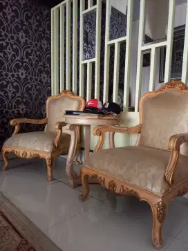 Kursi model klasik sepasang bonus meja klasik.