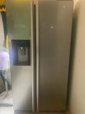 Kulkas LG 2 pintu besar model lemari