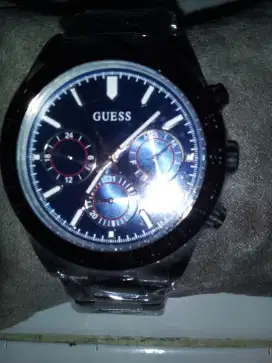 Jam tangan pria. Merk: GUESS.