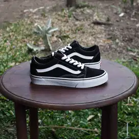 Sepatu Sneakers Pria Vans Old Skool Black White Classic Original Resmi