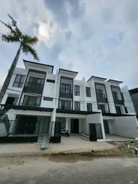 Dijual cepat Rumah baru 3lantai murah di perumahan citra Kalideres