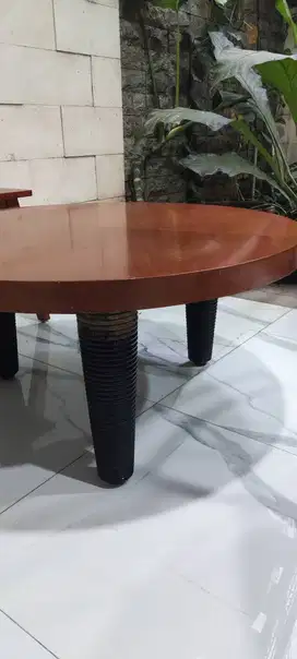 Meja bundar motif Jati