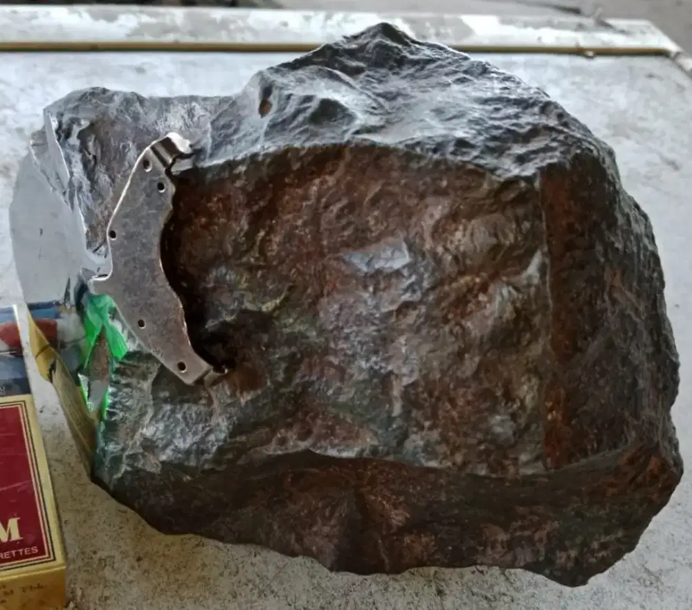 Batu dalamnya logam
