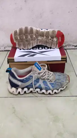 sepatu olahraga