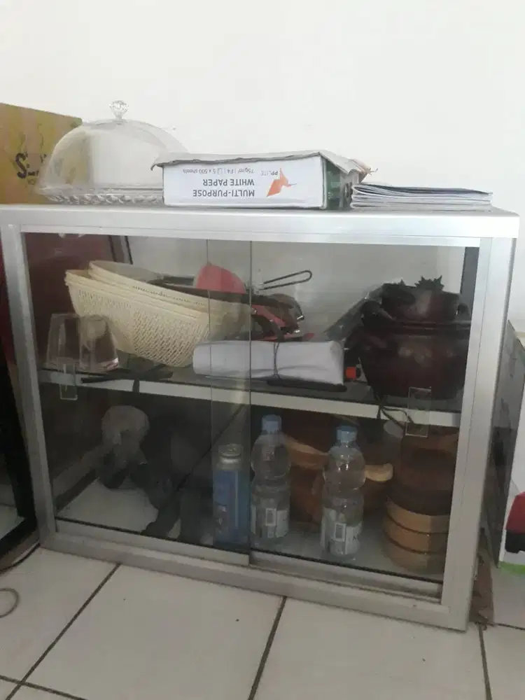 etalase jualan makanan