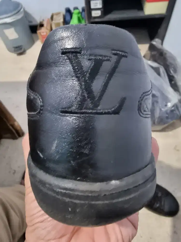 Sepatu kulit lv size 43