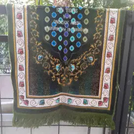 Sajadah bekas/preloved Hijau. Defect sedikit bagian pinggir.