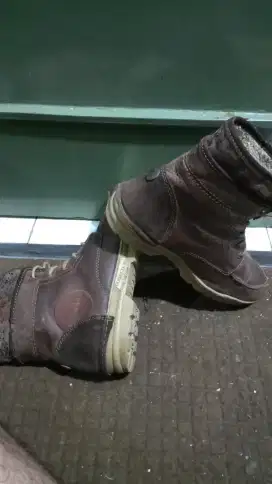 Sepatu boot merek Bugatti.