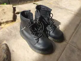 Sepatu Dr Martens AW0005