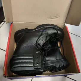 Sepatu PDL baru