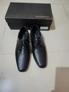 Sepatu Pantofel Buccheri Hitam size 40 (setara 41 normal)
