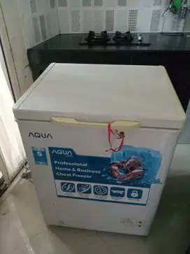 box freezer AQUA 105L bekas bergaransi nego