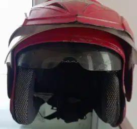 Helm merah bekas