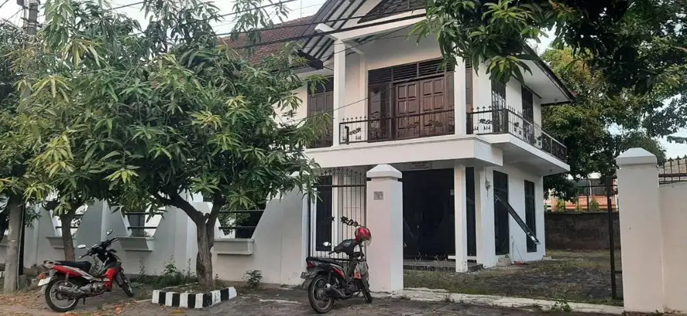 Rumah Dijual Ketintang Selatan dengan halaman yang luas Strategis