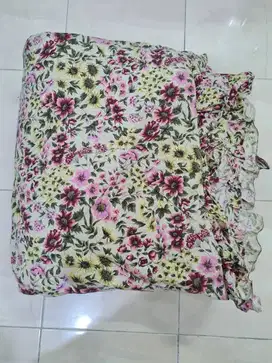 Bed Cover Bunga Ukuran 230 x 240 cm (Bekas)