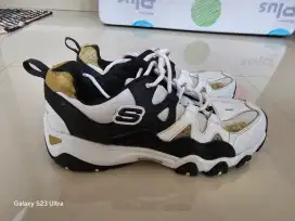 4 Pasang Sepatu Bekas Pakai