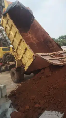 Urugan tanah merah campur puing pengurugan buang puing sampah urug