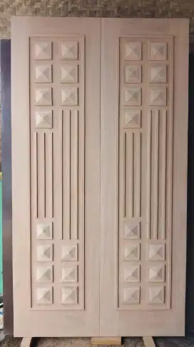 Pintu kayu kamper