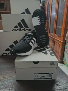 Sepatu Sneakers Adidas TR21 Black/White, Original, size 43?, GZ8184