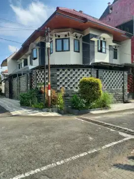 DIJUAL RUMAH INDUK DAN KOS