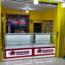 Meja etalase kaca