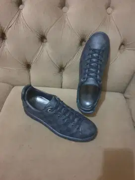 Mulus .authentic sepatu .sneakers louis vuitton .lv size 41.5