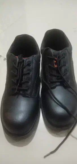 Safety shoes hitam 41
